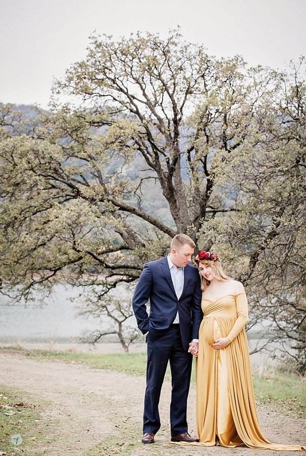 artistic couples maternity photo of leaning on husband